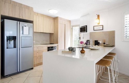 Alexandra Headland Apartment | Highwater Haven - Ocean View Apartment! 300m to Beach.