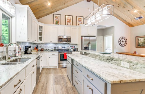 Tarheel House | Hike, Fish & Kayak: Murphy Gem w/Deck & Fire Pit