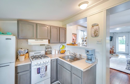 Leesburg Cottage | Hike, Sip & Explore: Charming Waterford Cottage!