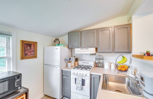 Leesburg Cottage | Hike, Sip & Explore: Charming Waterford Cottage!