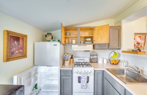 Leesburg Cottage | Hike, Sip & Explore: Charming Waterford Cottage!