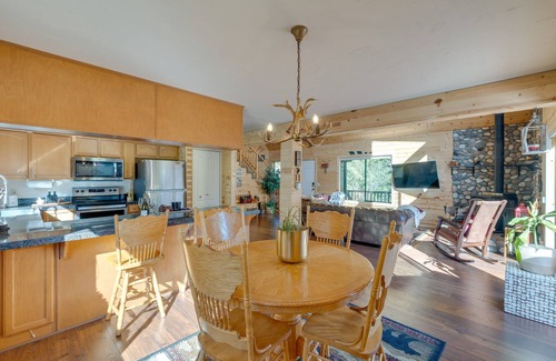 Croft Cabin | Hike, Ski & Unwind: Cabin w/Hot Tub in Pioneer!