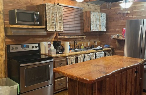 Sand Gap Cabin | Hikers and waterfall chaser friendly cabin
