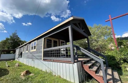 Hot Springs Cabin | Hiker’s Ridge - Cabin in the Heart of Downtown