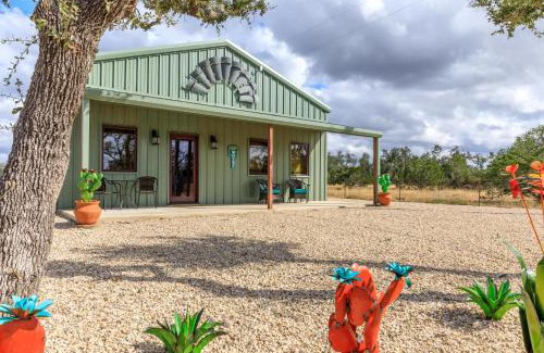 Fredericksburg House | Hill Country Guest House - Rustic getaway