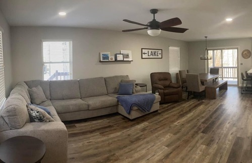 Byrdstown House | Hill Top Heaven Lake House - Sleeps 22 in beds - 3 1/2 baths - 1 Mi to Marina!