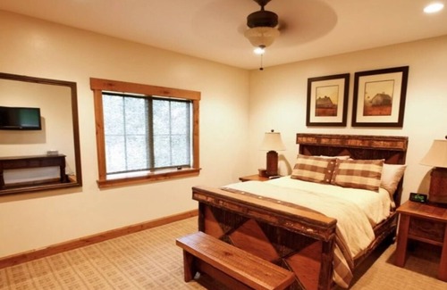 Gallatin Cabin | Hill top Luxury Bunkhouse 4bd, 2 full Bath and all amenities