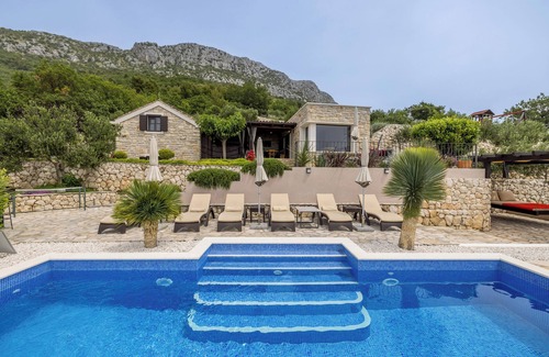 Kastel Kambelovac Villa | Hill View is Dalmatian house with heated pool in Kaštela between Split & Trogir