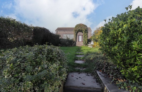 Crynant Cottage | HILLCREST, pet friendly, with open fire in Port Eynon