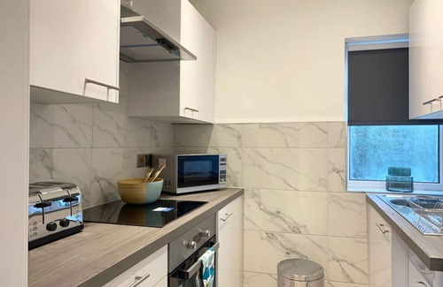 Cardonald Apartment | Hillington Central - stylish 3 bedroom apartment