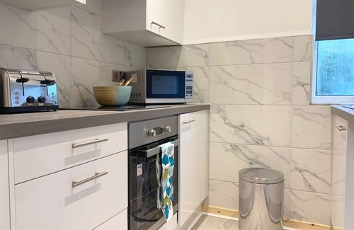 Cardonald Apartment | Hillington Central - stylish 3 bedroom apartment