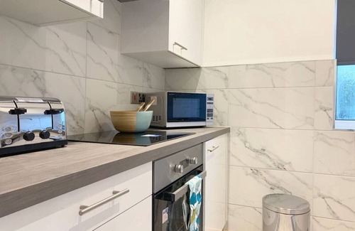 Cardonald Apartment | Hillington Central - stylish 3 bedroom apartment