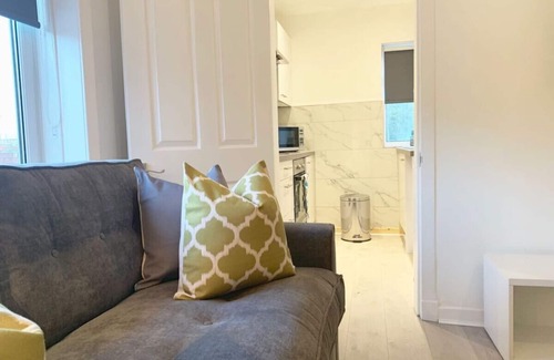 Cardonald Apartment | Hillington Central - stylish 3 bedroom apartment