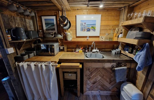 Penrhyn Bay Cabin | Hills above and sea below - The Crow's Nest 🐦⬛