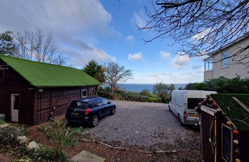 Penrhyn Bay Cabin | Hills above and sea below - The Crow's Nest 🐦⬛