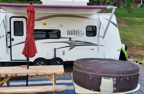 Waverly House | Hills of Lake White The perfect camping rental with all the amenities of home.