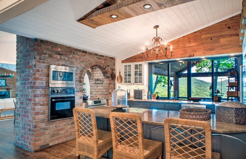 Asheville House | Hillside Cottage Cozy with Private Deck and fire pit and 7 min from downtown Asheville