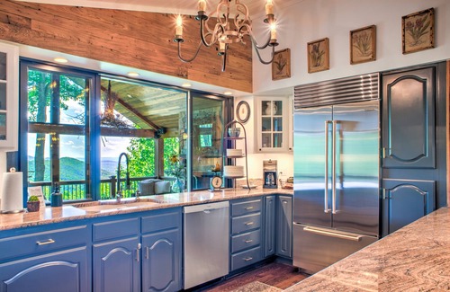 Asheville House | Hillside Cottage Cozy with Private Deck and fire pit and 7 min from downtown Asheville
