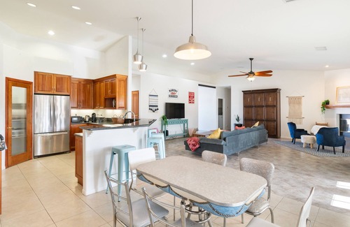 Yucca Valley House | 🌵 ⛰️ Hillside Desert House - Hot Tub, Fire Pit and BBQ! ⛰️ 🌵