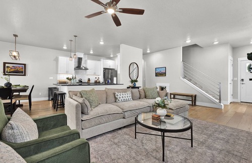 North End House | Hillside Harmony - Luxury Comfort near Foothills