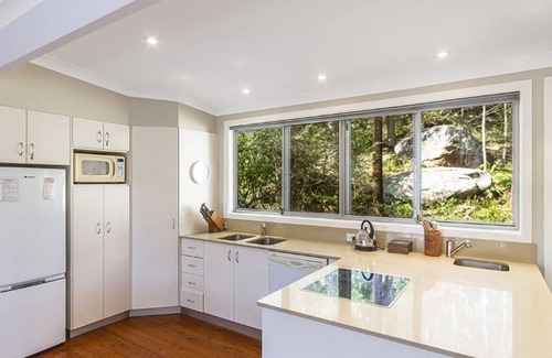 Pearl Beach House | Hillside Hideaway by HolidayCo.