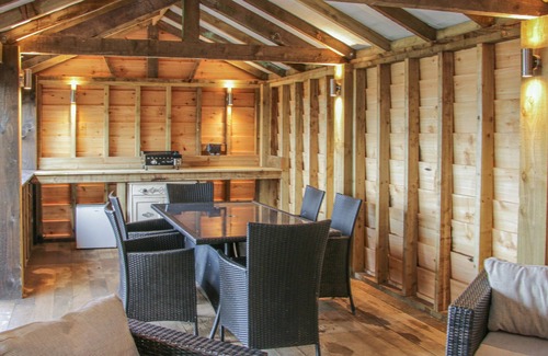 Farden Cottage | HILLSIDE LODGE, pet friendly, with hot tub in Ludlow