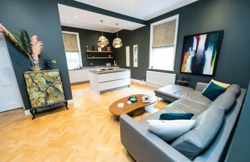 Pontefract House | Hillthorpe Estate - 14 Bed Manor House with Hot Tubs and Secluded Gardens