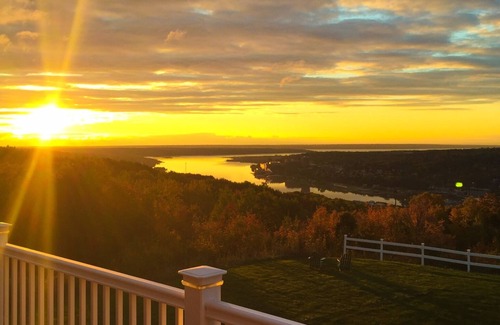 Hancock House | Hilltop Hideaway with panoramic view