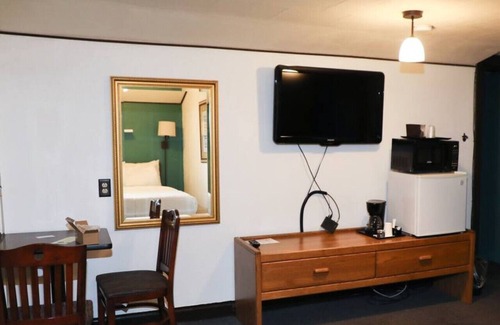 International Falls Cabin | Hilltop Lodge Standard Double - Room 109