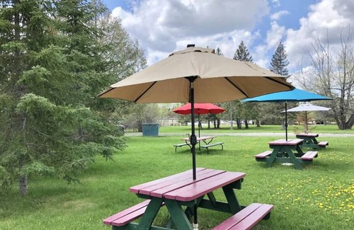 International Falls Cabin | Hilltop Lodge Standard Queen - Room 101