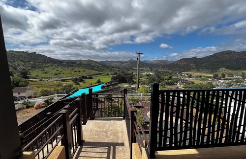 Lakeside Apartment | Hilltop Private Suite & Balcony