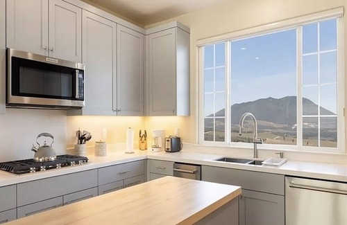 Kelseyville House | Hilltop vineyard paradise near Clearlake with stunning views of Mt. Konocti