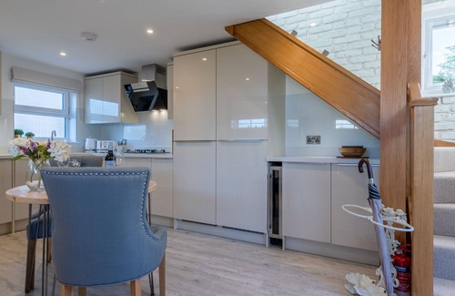 Gotherington Cottage | Hillview Hideaway - sleeps 2 guests in 1 bedroom