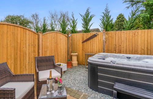Gotherington House | Hillview Hideaway with Hot Tub