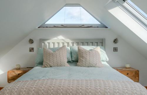 Gotherington House | Hillview Hideaway with Hot Tub