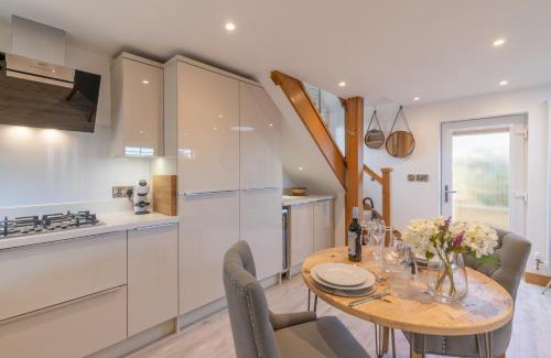 Gotherington House | Hillview Hideaway with Hot Tub