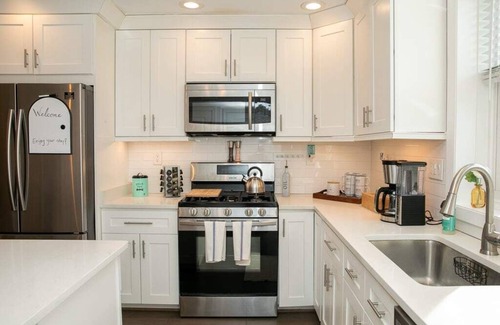 Potomac West House | Hip, Close to Del Ray, Lit Patio, WFH
