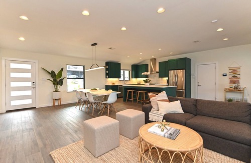 Riverside House | ✫Hip Haven - HUGE POOL 1 Mi from SoCo & Downtown✫