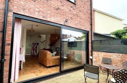 Southville House | Hip Industrial Style Southville House & Courtyard