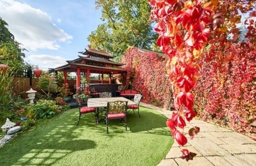 Chipping Ongar House | Hire your own pub exclusively for 12 guests in the ultimate luxury lock in!