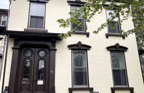 Newtonville Apartment | Hist. Troy River acc. Modern Apt