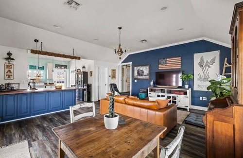 Boerne House | Historic 1 BR Cottage | Mountain Views | Firepit