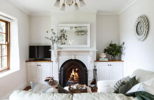 Port Fairy House | Historic 1850s Magnetic Cottage