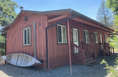 Douglas City Cabin | Historic 2-Bedroom Gold Miners Cabin on Trinity River, with Wi-Fi & A/c.