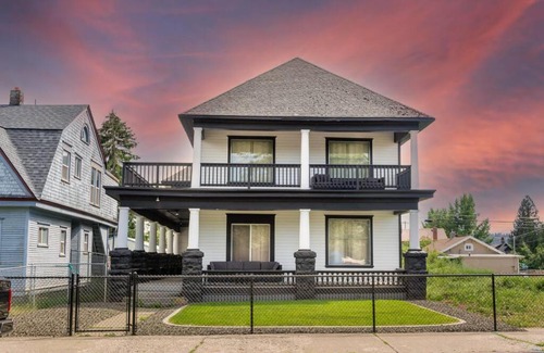 West Central Apartment | Historic 2 KING BED 1 Bath Near Downtown Spokane