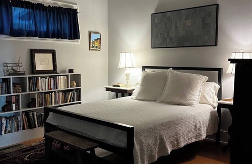Athens House | Historic 3-bedroom home in beautiful Athens. Walkable to town and Campus.