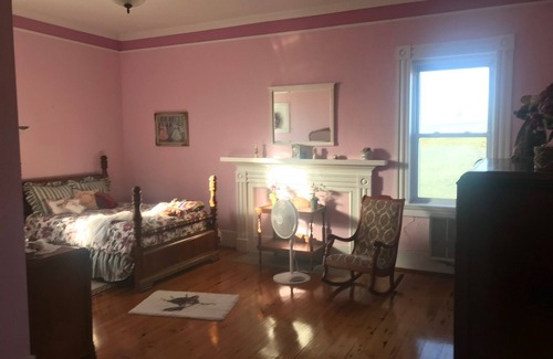 Wytheville Other | Historic 4-bedroom farmhouse with WiFi, HVAC in quite Cove
