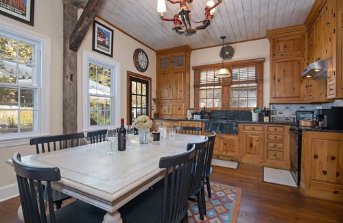 Cambridge House | Historic and Spacious Stewart House
