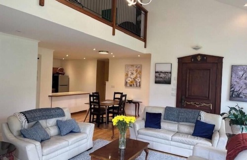 Chambly House | Historic Chambly, 5 minute walk to lake, restaurants, groceries. Quiet street