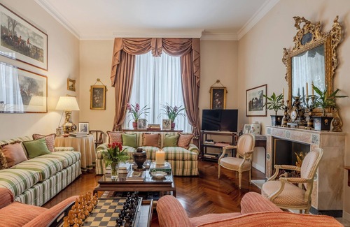 Rome City Centre Apartment | Historic Charm at Colonna Traiana: 5-Star Luxury Living in the Heart of Rome